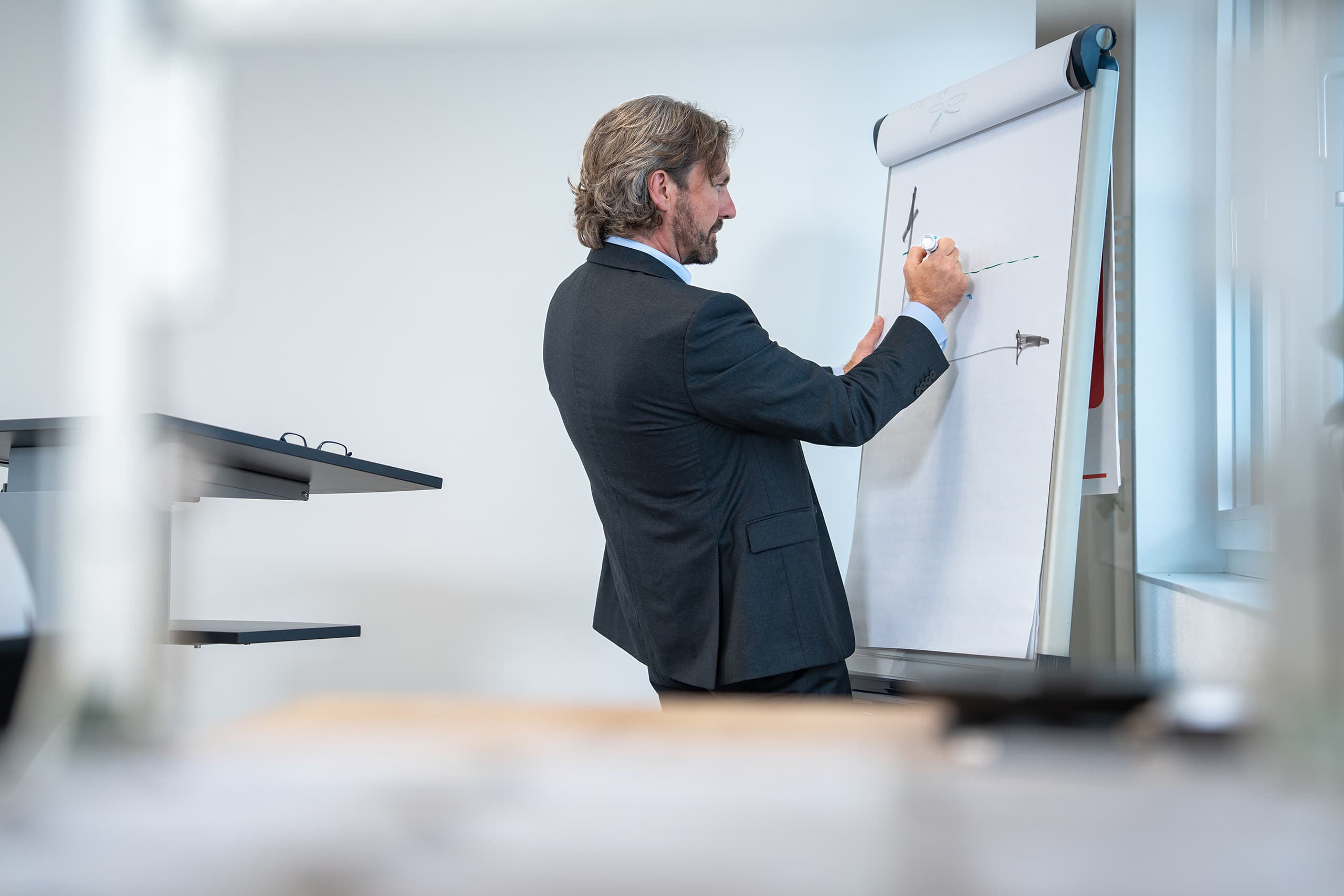 Jürgen Heckner sketching a process on a flip chart